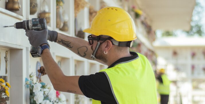 FEDA GO effettua montaggio e installazione di scale cimiteriali